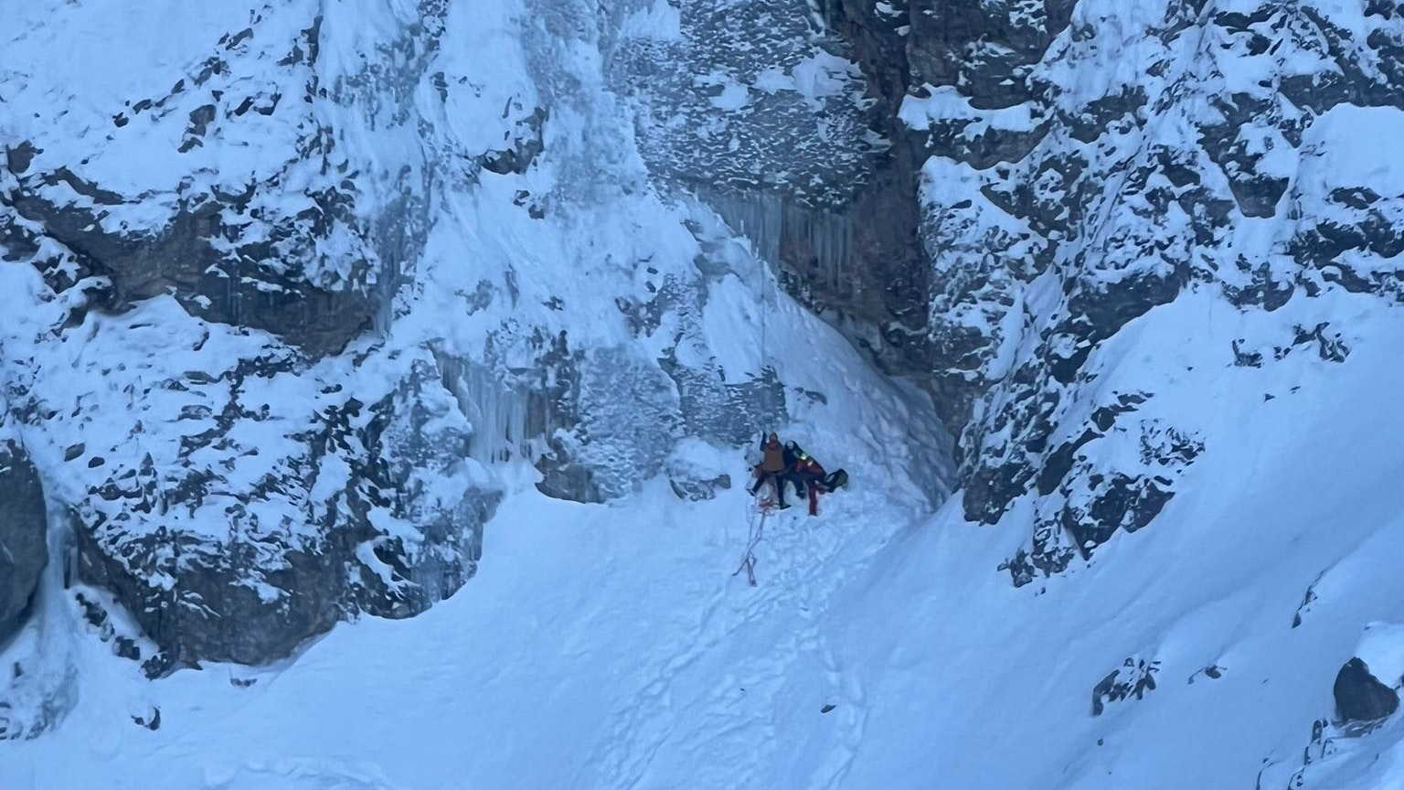 Heute.at - 15 Meter tief abgestürzt! Kärntner Retter in Slowenien
