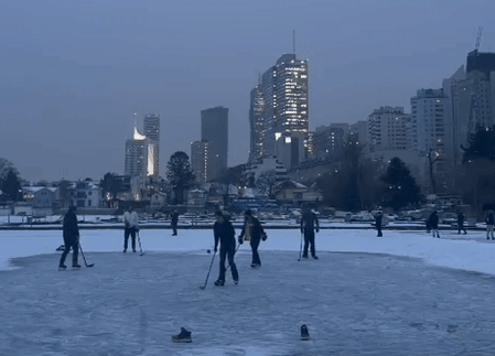 Heute.at - Dünnes Eis! Wiener spielen Hockey auf Alter Donau