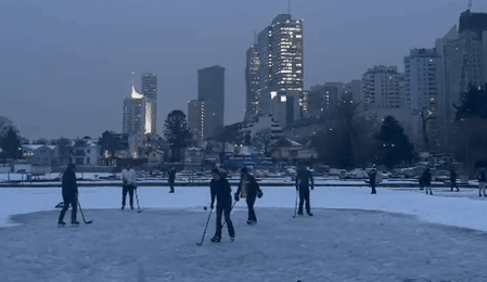 Heute.at - Dünnes Eis! Wiener spielen Hockey auf Alter Donau