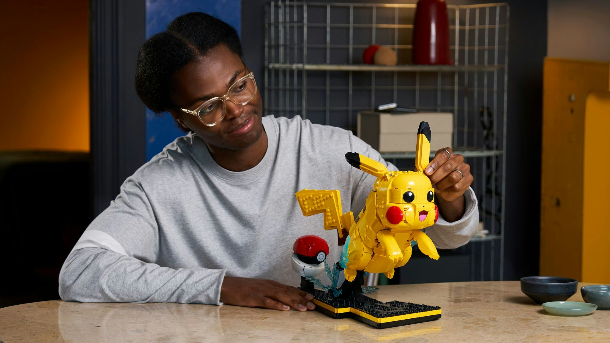 Eines der ersten Highlights ist das Set LEGO Pokémon Pikachu und Pokéball.                 