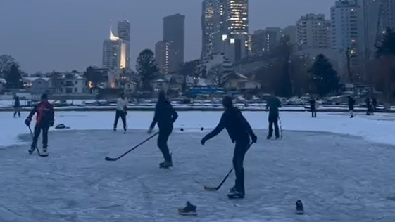 Dünnes Eis! Wiener spielen Hockey auf Alter Donau
