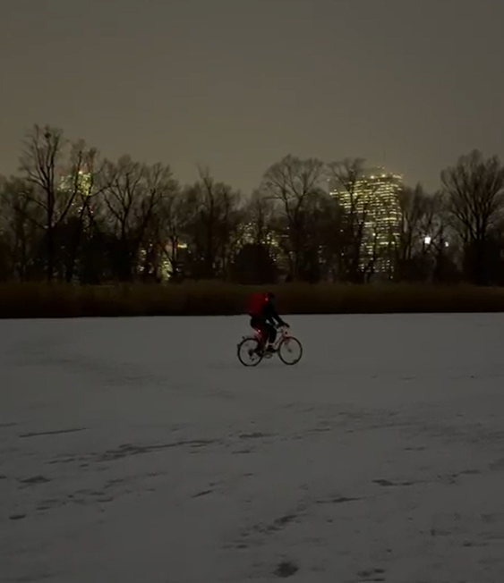 Lebensgefährlich! Wiener Lieferant radelt über Wasser.