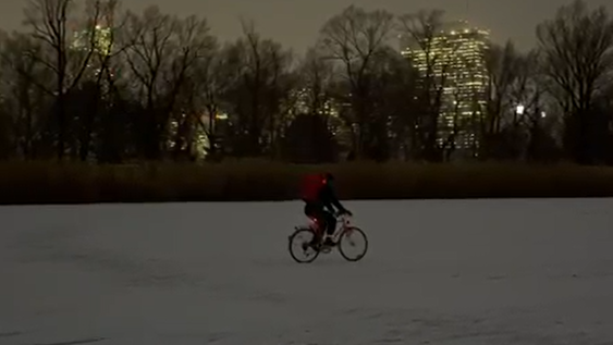 Lebensgefährlich! Wiener Lieferant radelt über Wasser