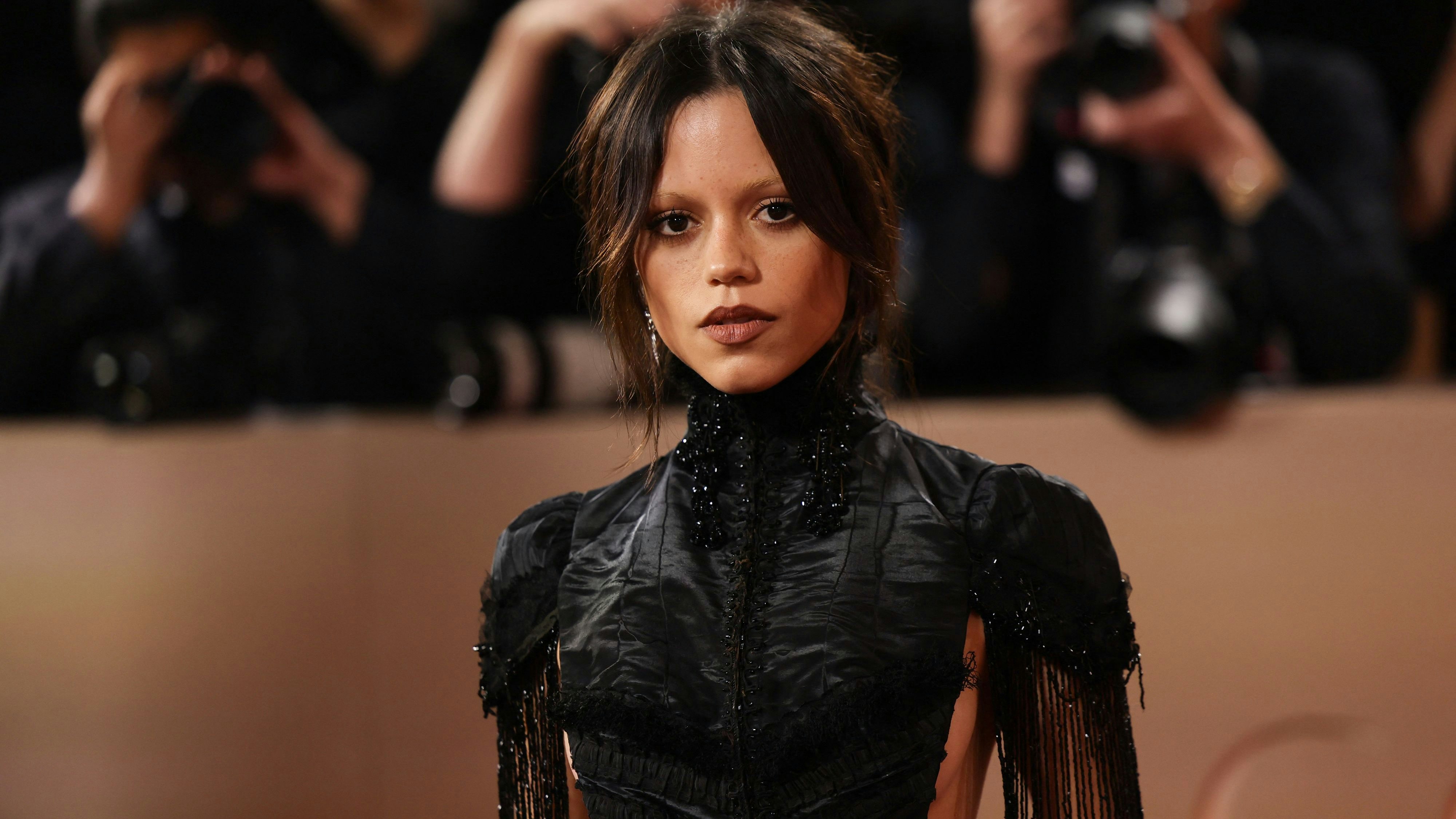 Heute.at - Jenna Ortega überraschte im riskanten Look