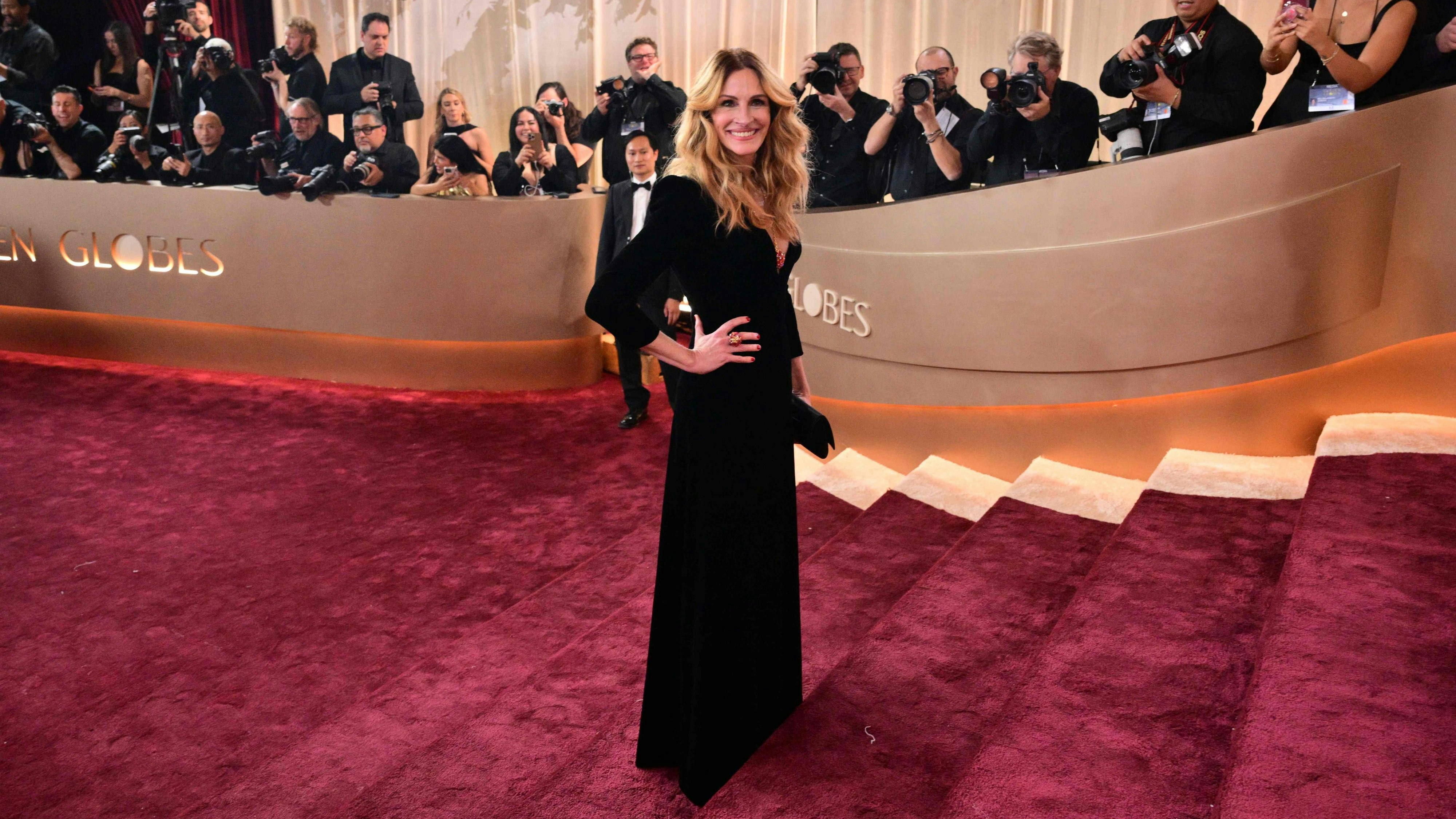 Julia Roberts bei den Golden Globes 2026 in Armani mit einer riesigen Erdbeere im Dekolleté.