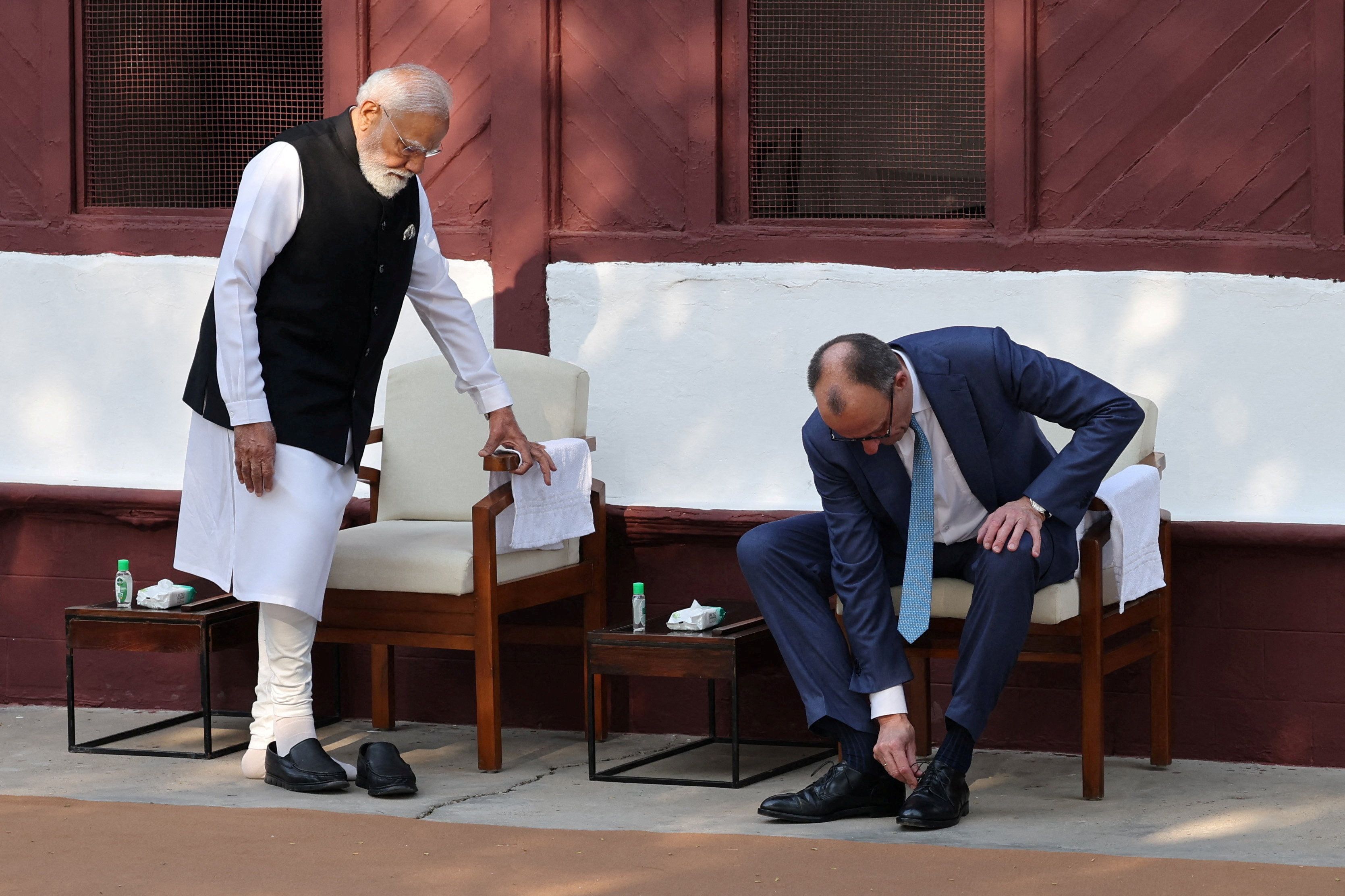 Indiens Premier Narendra Modi (hier beim Besuch des deutschen Kanzlers Friedrich Merz am Montag)  prüft rechtliche Schritte gegen Grok und X