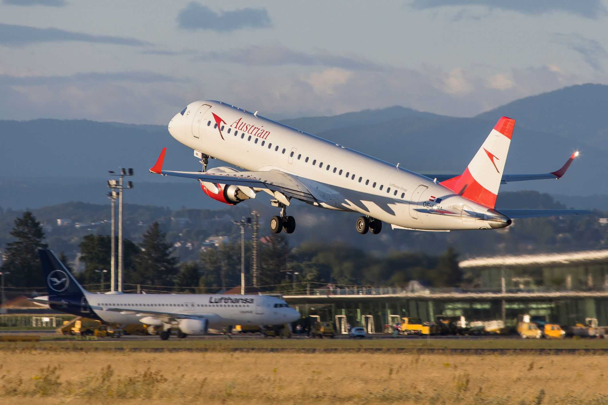 Heute.at - Triebwerksalarm: AUA-Airbus bricht Flug nach Mailand ab