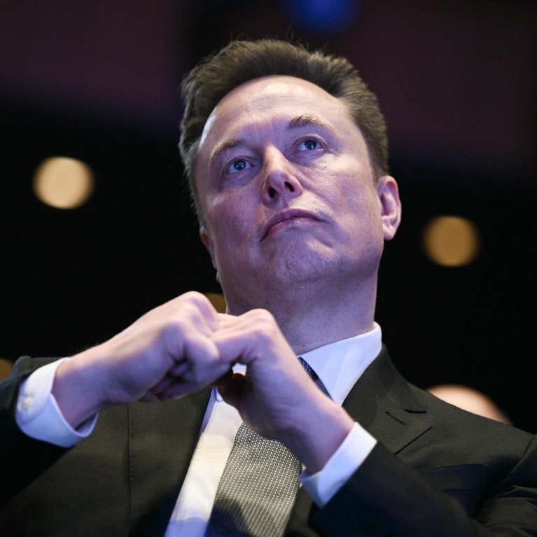 Zu Weihnachten verknüpfte Elon Musk seine KI Grok mit seiner Plattform X. Seither wird Social Media mit Nacktbildern überschwemmt, die jeder schnell herstellen kann. Die Betroffenen wissen nichts davon, können sich kaum wehren. Nun drohen erste Ländern mit Verbot.