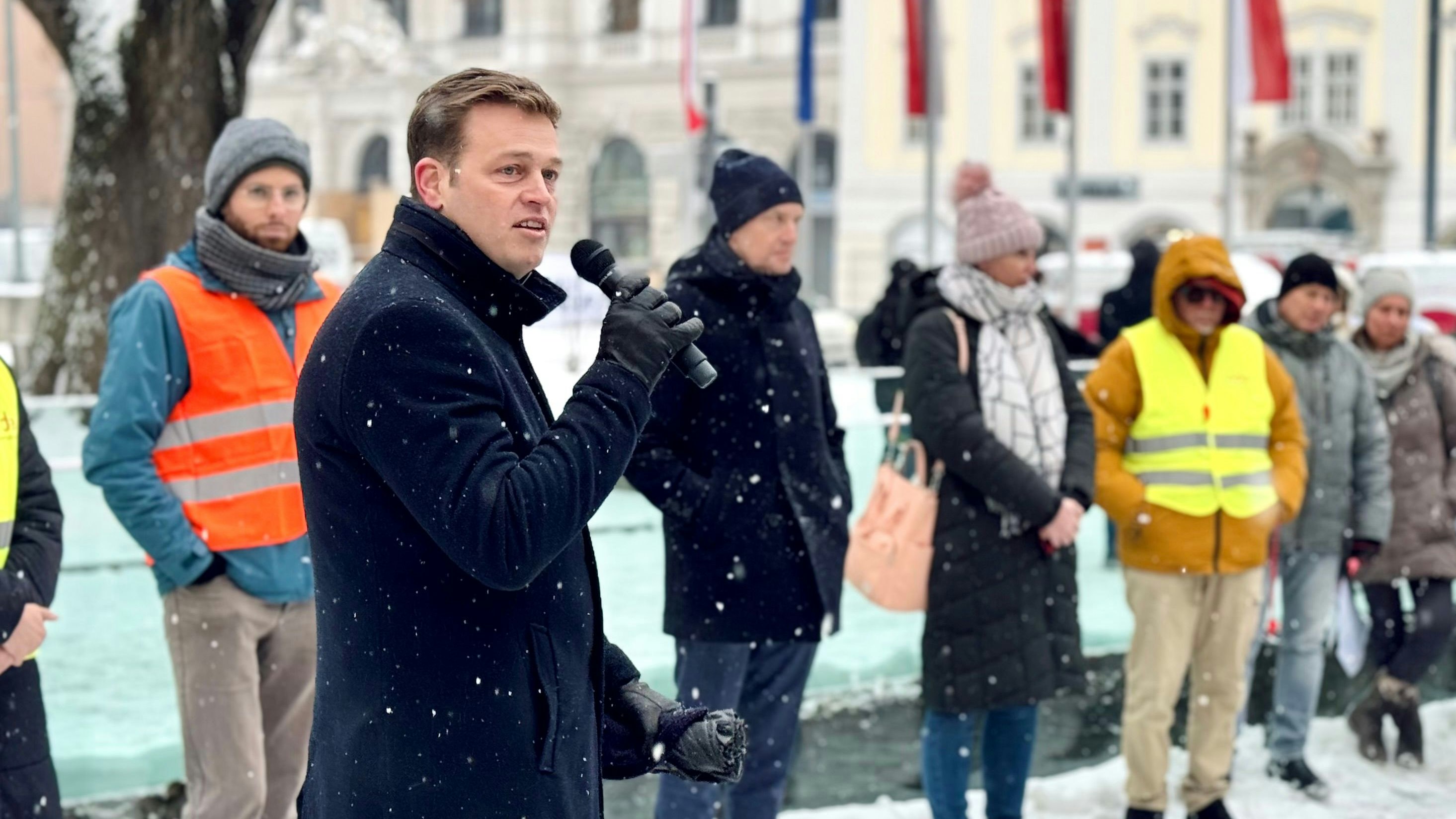 Grünen-Chef Stefan Kaineder sprach bei der Kundgebung selbst zu den Protestierenden.