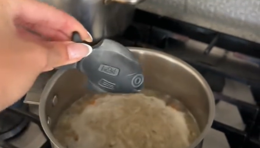 Heute.at - Dieser Metallfisch soll ein Problem vieler Frauen lösen