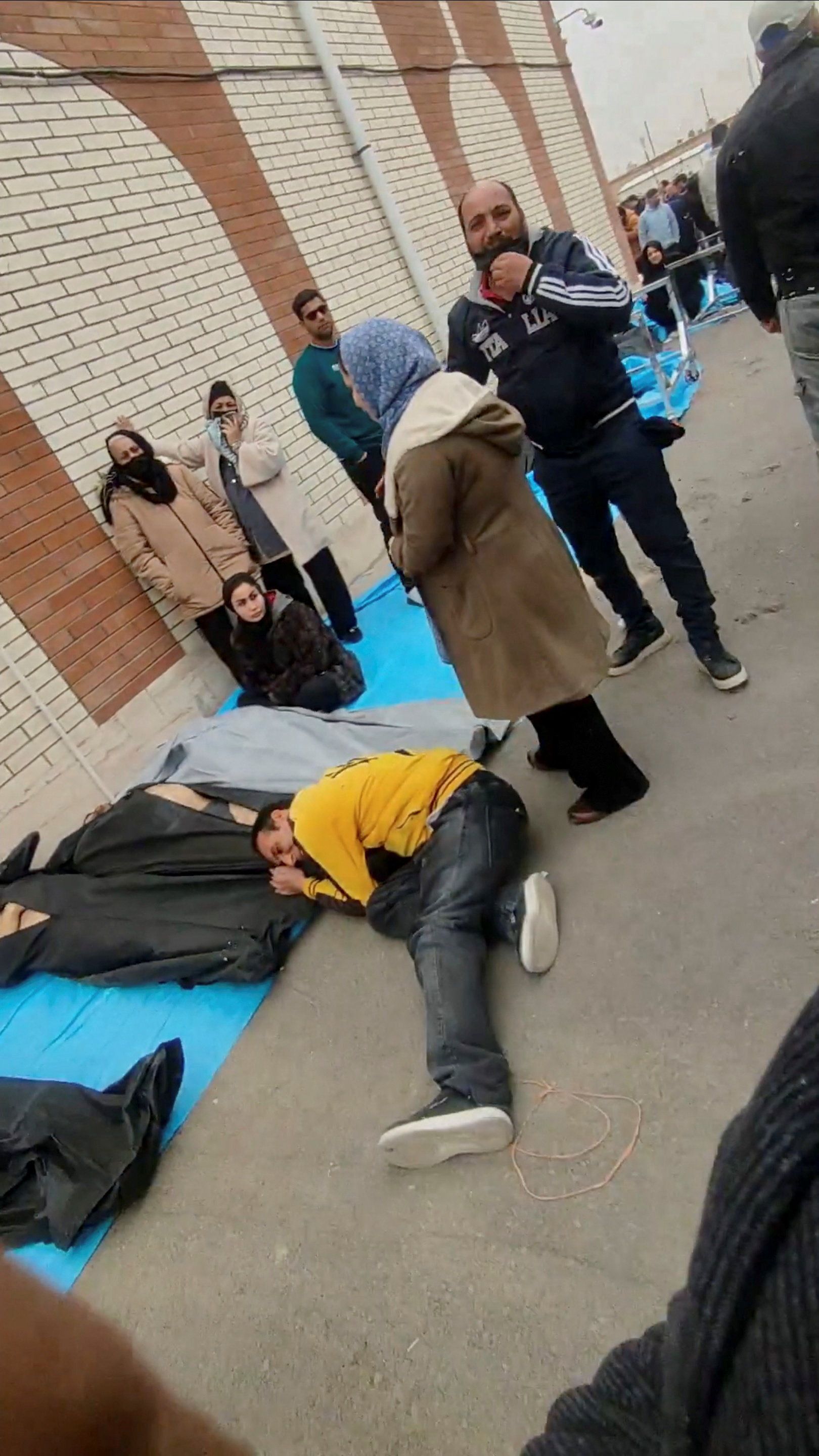 Heute.at - Angehörige suchen vor Leichenhalle nach Vermissten