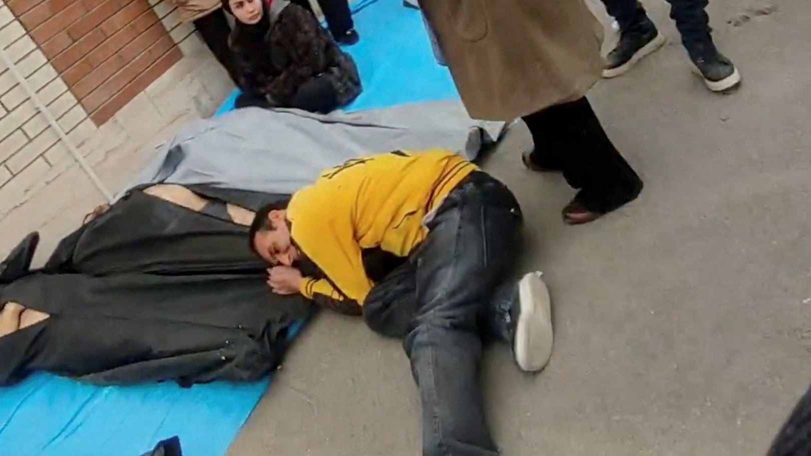 Heute.at - Angehörige suchen vor Leichenhalle nach Vermissten