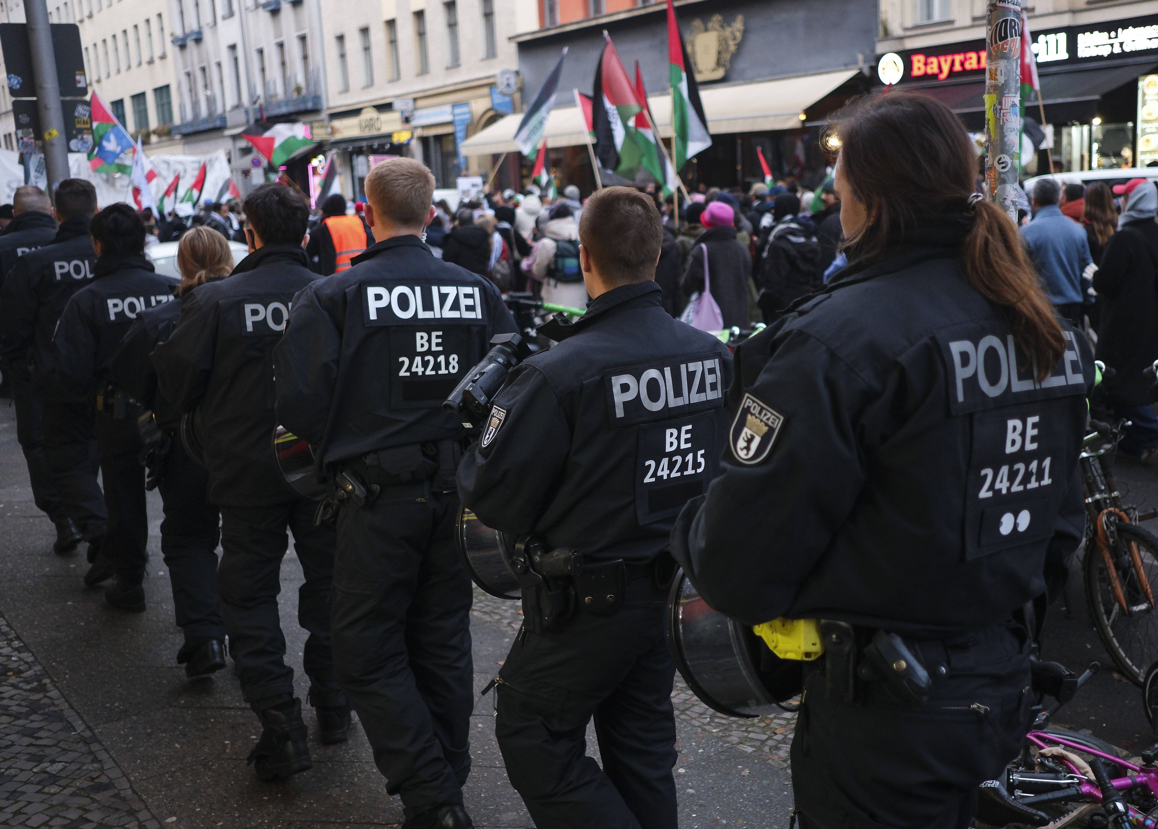 Heute.at - Antifa vs. Migrantifa! Polizei rüstet sich für Showdown