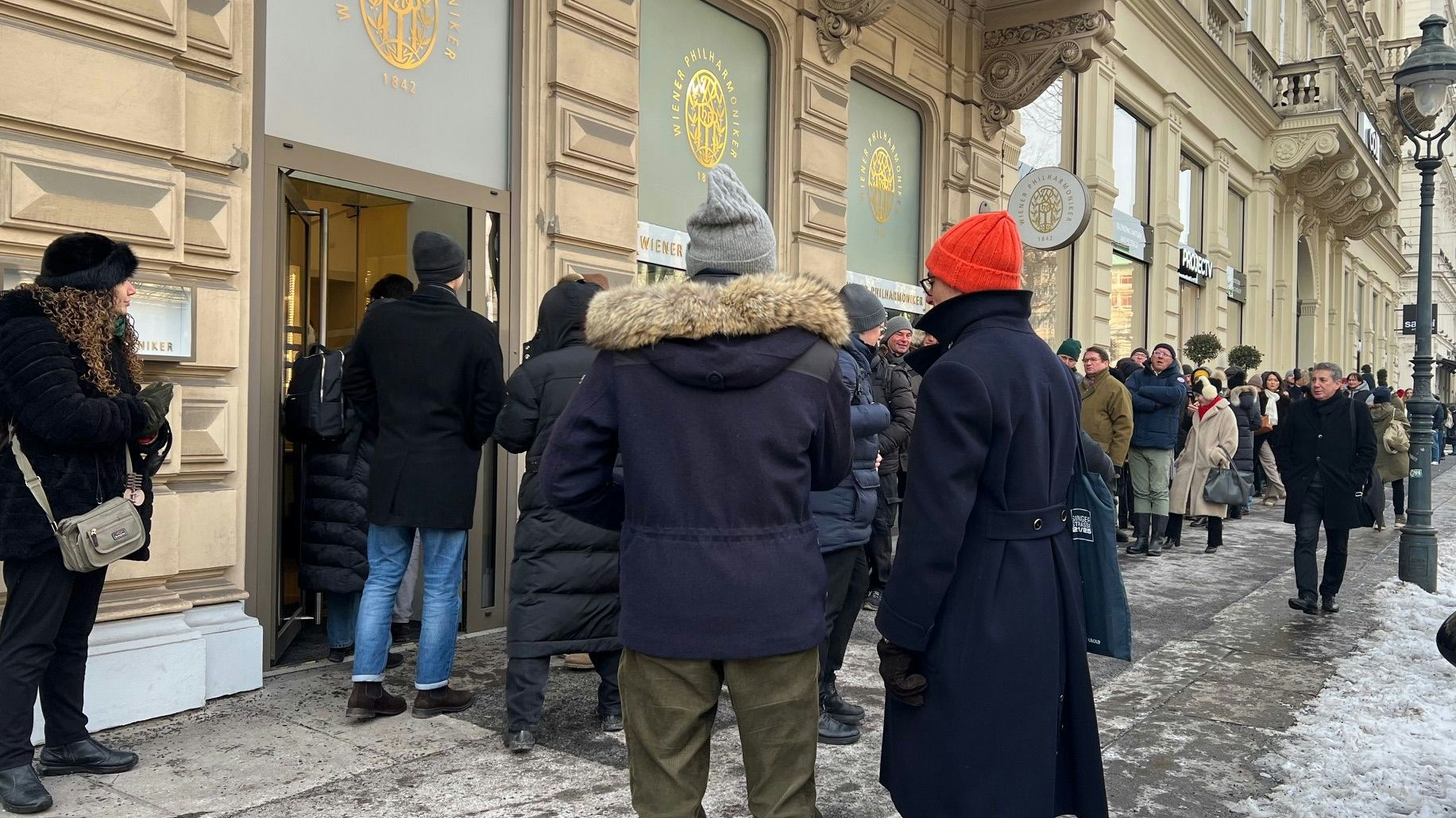 Heute.at - 150 Meter lang – Schlange stehen zum Tanzen gehen