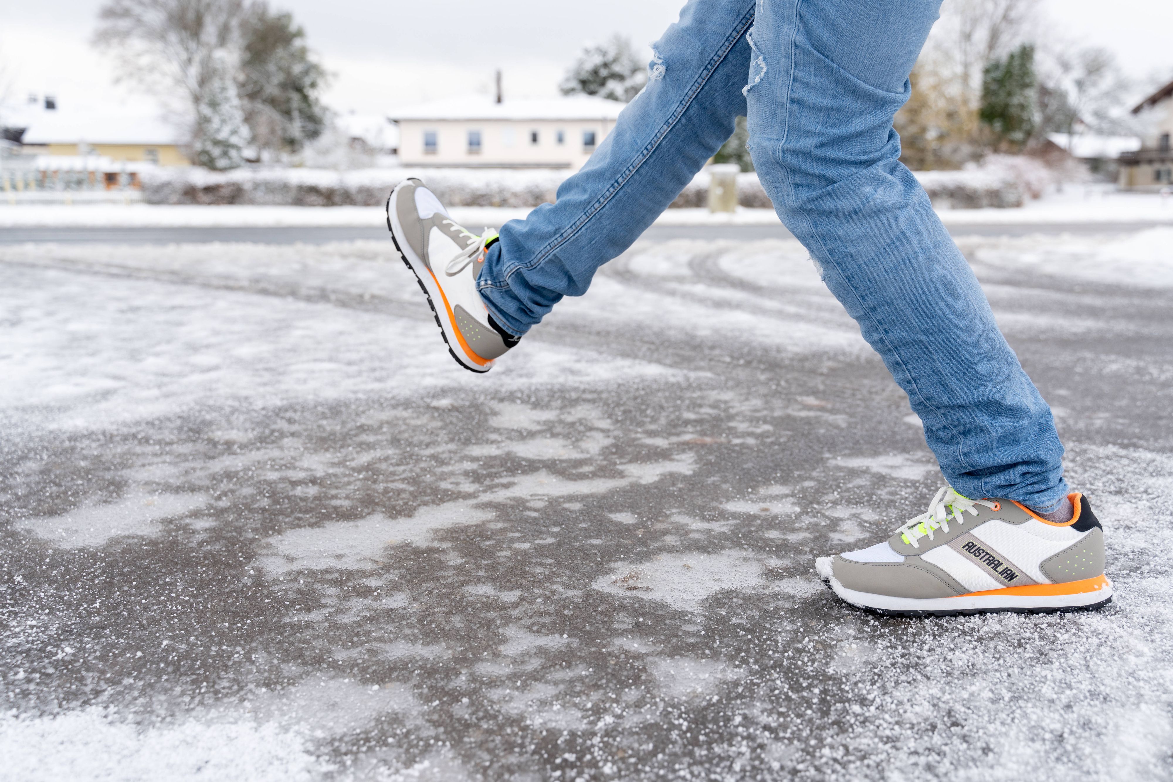 Heute.at - Bei Glatteis nicht ausrutschen – wie Wollsocken helfen