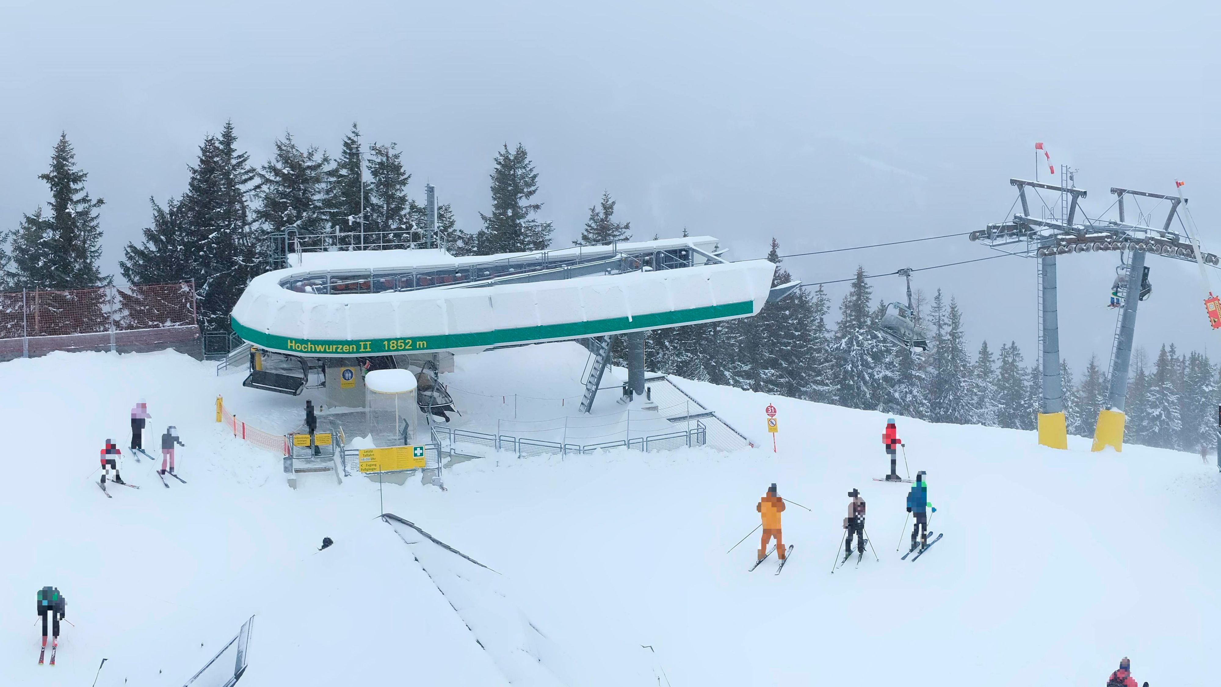 Heute.at - Neunkirchner verschwindet nach Après-Ski – Großeinsatz