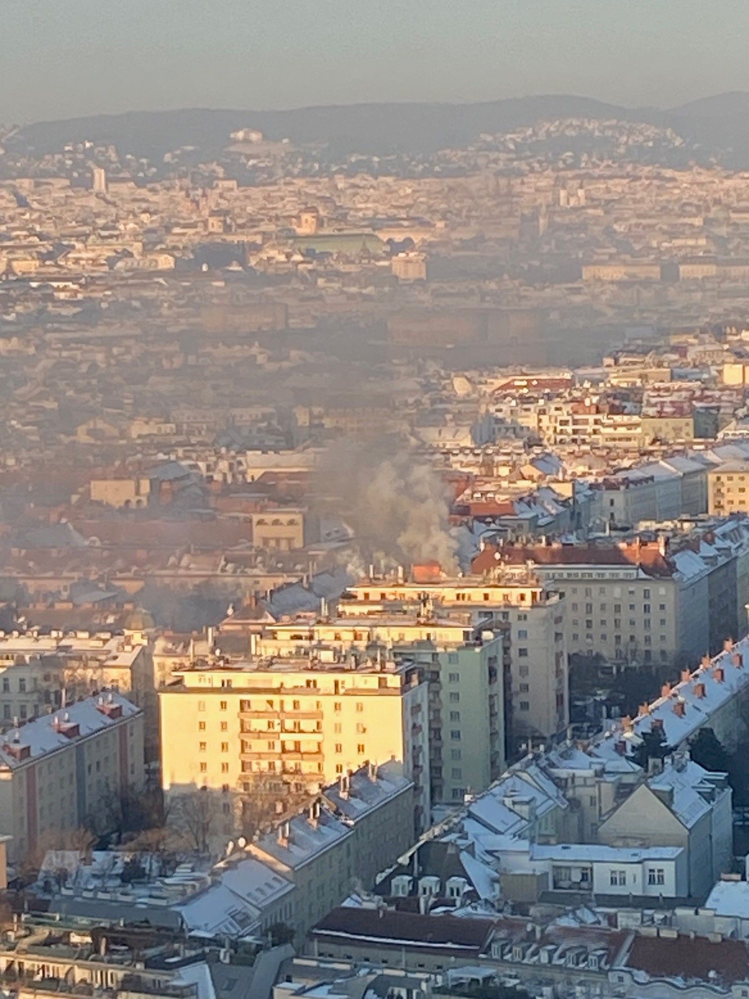 Heute.at - Wohnungsbrand in Wien – Feuerwehr im Großeinsatz