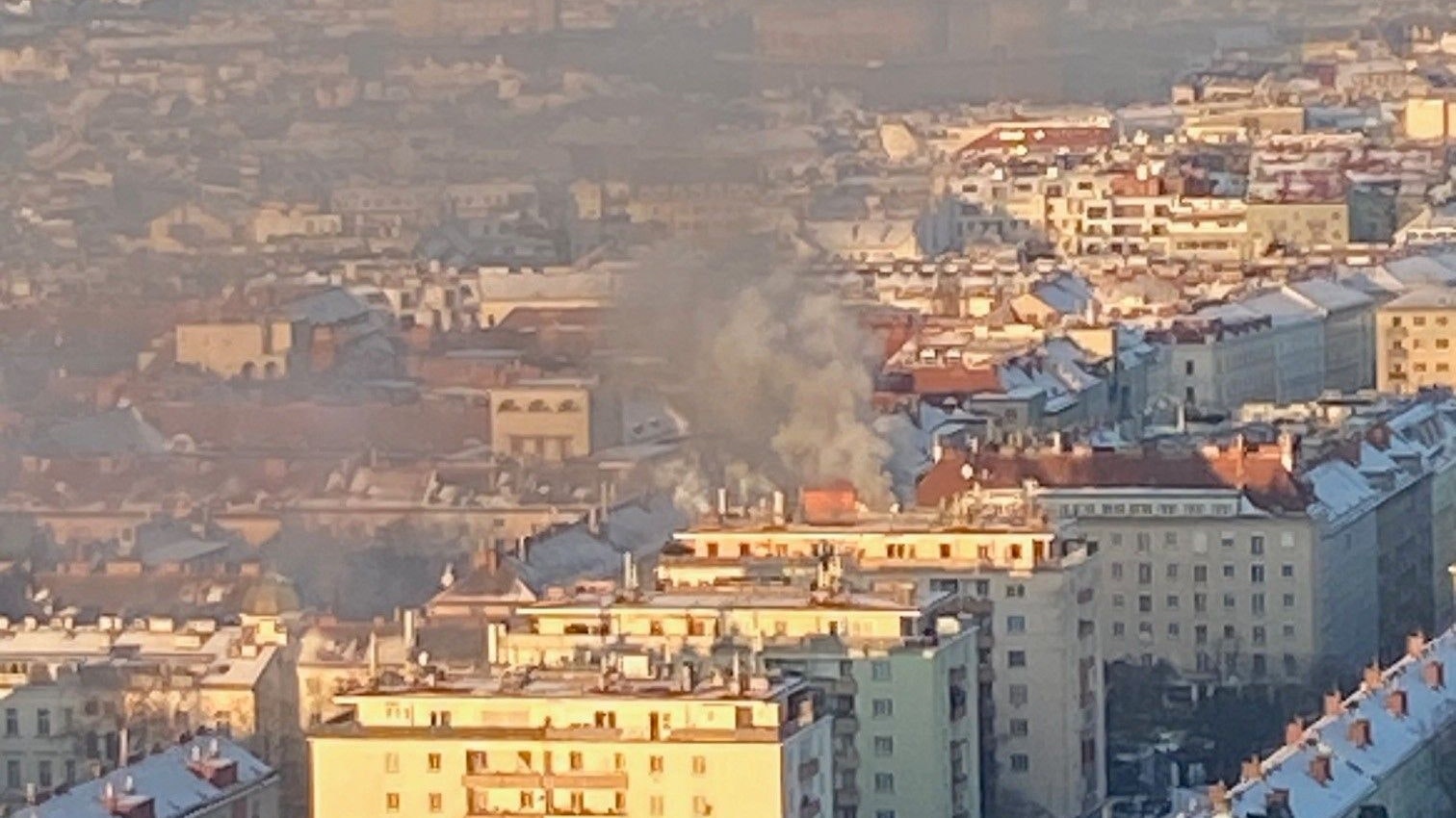 Heute.at - Wohnungsbrand in Wien – Feuerwehr im Großeinsatz