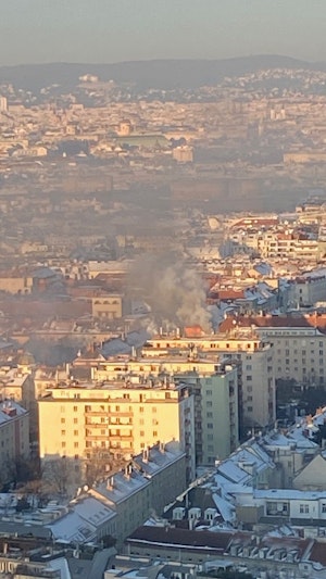 Wohnungsbrand Wien: Großeinsatz der Feuerwehr in Landstraße. Bewohner gerettet, Verletzter im Spital. Ursache des Feuers noch unklar.