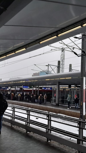 Blitzeis legt Wien lahm: Verkehr und Züge stehen still, Pendler stranden. Aktuelle Infos zu Ausfällen und Verspätungen im Großraum Wien.