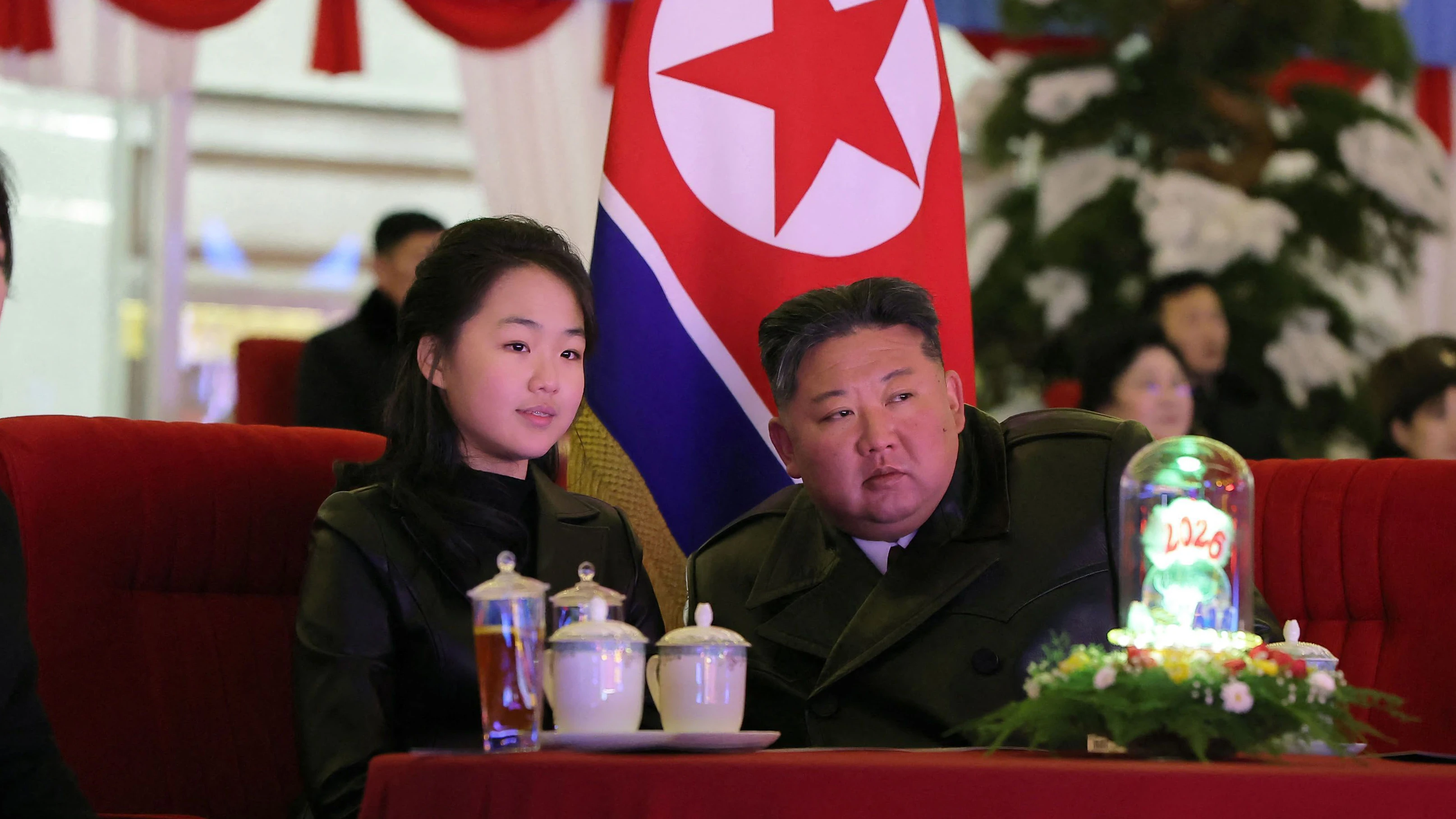 Nordkorea-Diktator Kim Jong Un mit seiner Tochter Kim Ju Ae bei der Neujahrfeier im May Day Stadium in Pyongyang