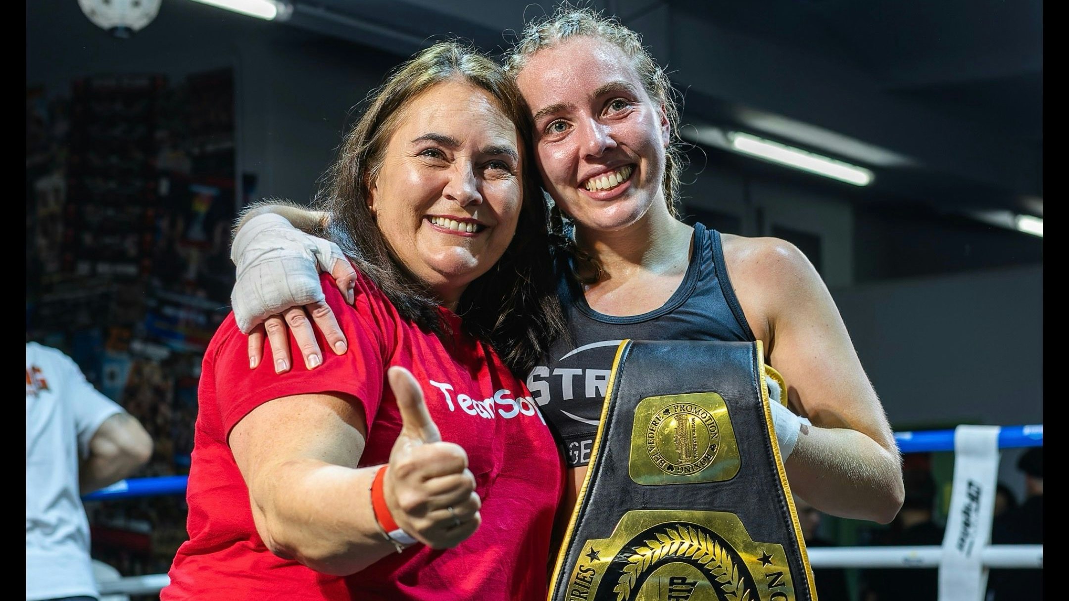 Sophie Rabmer mit ihrer Mutter nach dem Kampf gegen Piringer.