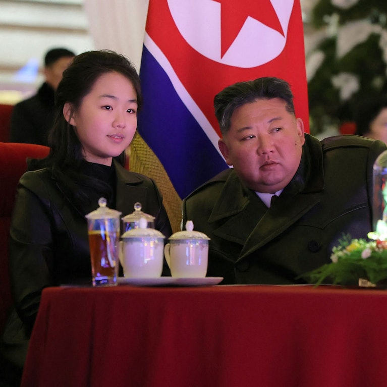 Niemand außerhalb des Machtzirkels weiß, wie sie wirklich heißt, auch ihr Alter ist unbekannt. Aber seit Kim Ju Ae jeden zweiten Tag im Nordkoreas Staats-TV auftritt, mehren sich die Gerüchte: Sie wird bald zur Nachfolgerin von Papa Kim gekürt. Die Hintergründe.