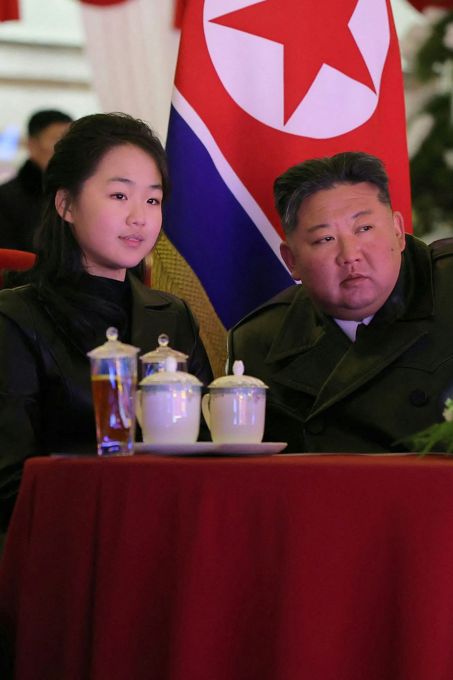 Nordkorea-Diktator Kim Jong Un mit seiner Tochter Kim Ju Ae bei der Neujahrfeier im May Day Stadium in Pyongyang
