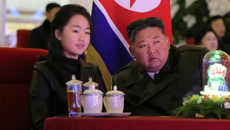 Niemand außerhalb des Machtzirkels weiß, wie sie wirklich heißt, auch ihr Alter ist unbekannt. Aber seit Kim Ju Ae jeden zweiten Tag im Nordkoreas Staats-TV auftritt, mehren sich die Gerüchte: Sie wird bald zur Nachfolgerin von Papa Kim gekürt. Die Hintergründe.