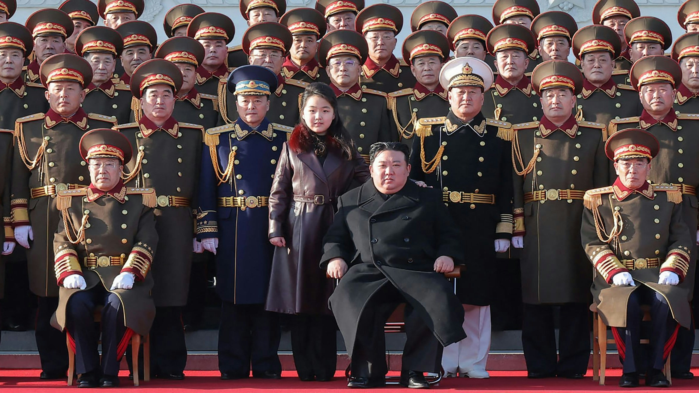 Sichtbars Zeichen: dieses Foto von Kim Jong Un und seiner Tochter Ju Ae inmitten von Militärs wurde von der staatlichen Nachrichtenagentur 2024 verbreitet