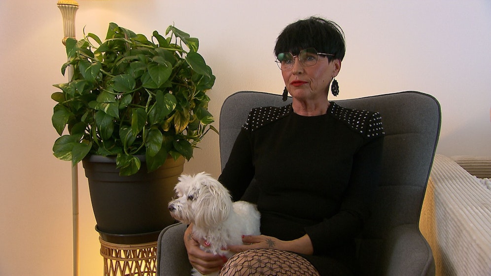 Nicole (48) hat die Schnauze voll von Tinder und skurrilen Dates. Mit 