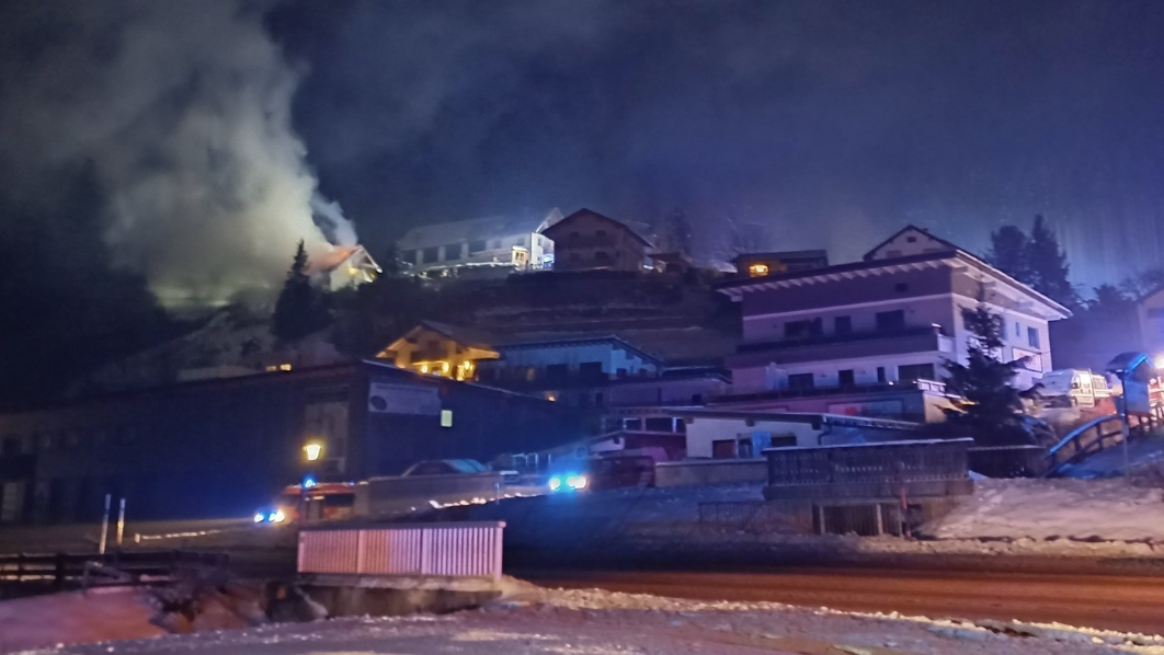 Heute.at - Wohnhaus geht in der Nacht plötzlich in Flammen auf