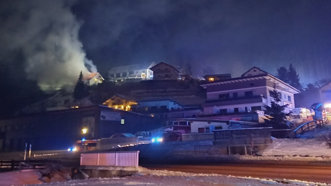 Beim Eintreffen der Einsatzkräfte stand das betroffene Wohnhaus bereits in Vollbrand. 
