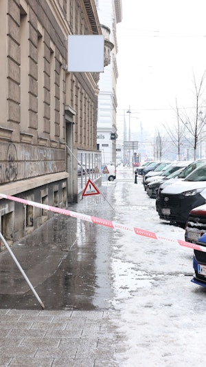 "Eis-Alarm in Wien: Gefrierender Regen sorgt für 65 Verletzte auf Gehsteigen. Rettung im Dauereinsatz, Dachlawinen-Gefahr bleibt aktuell."