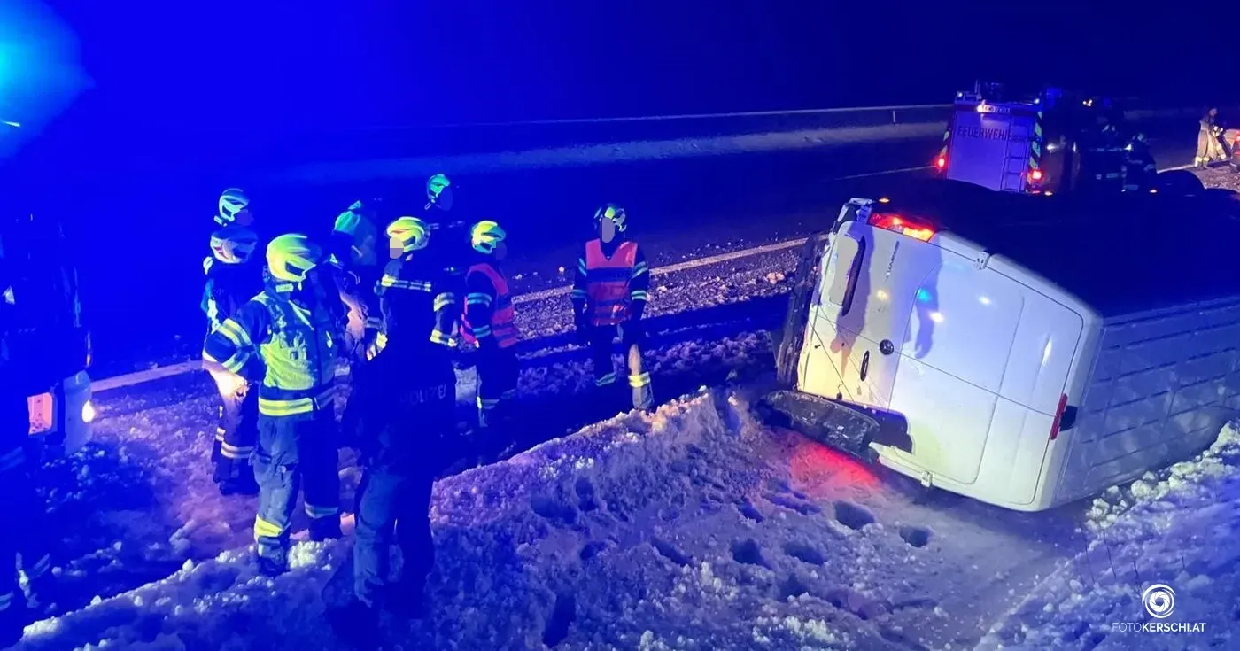 Heute.at - Bus stürzt auf spiegelglatter Westautobahn um