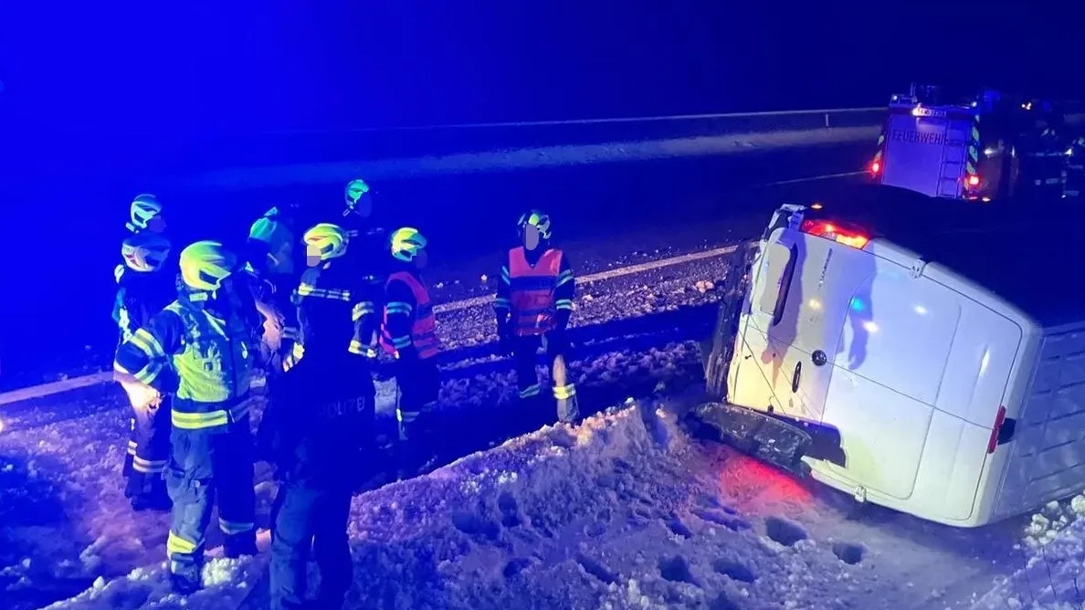 Heute.at - Bus stürzt auf spiegelglatter Westautobahn um