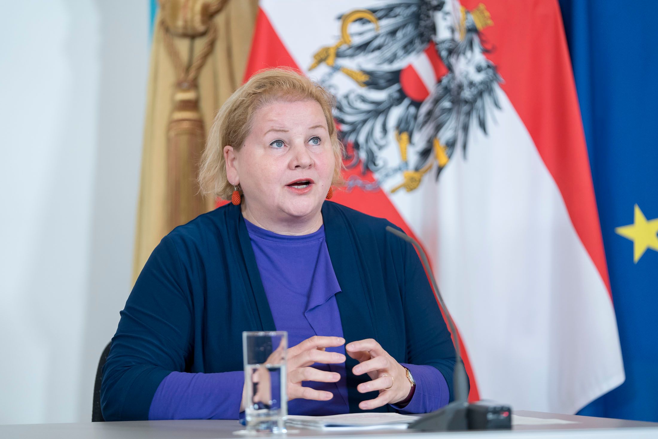 Arbeits- und Sozialministerin Korinna Schumann (SPÖ) lobt das Doppelbudget der Regierung: 
