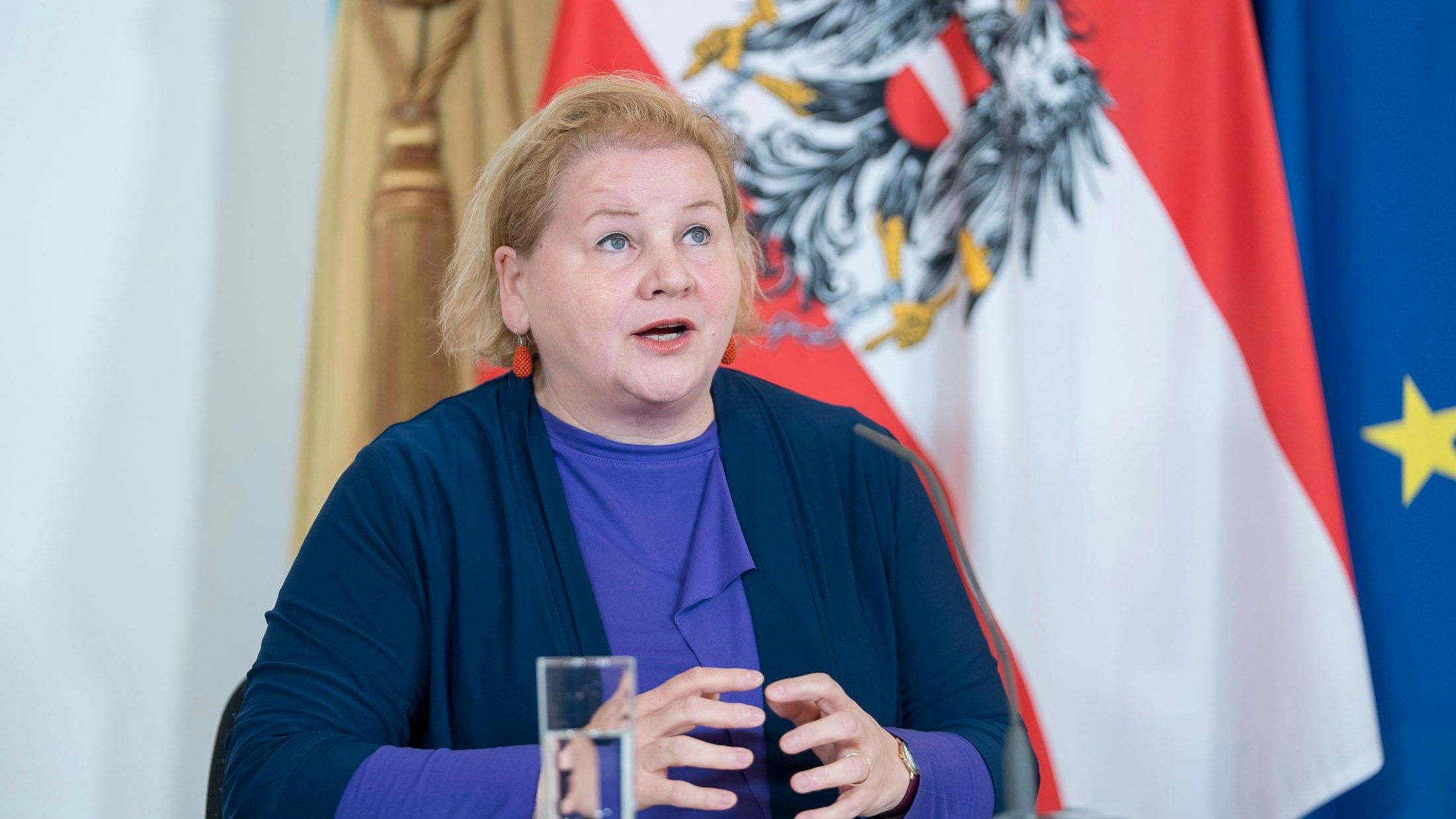 Arbeits- und Sozialministerin Korinna Schumann (SPÖ) startet Kampagne, um über die neue Möglichkeit der Teilpension zu informieren.