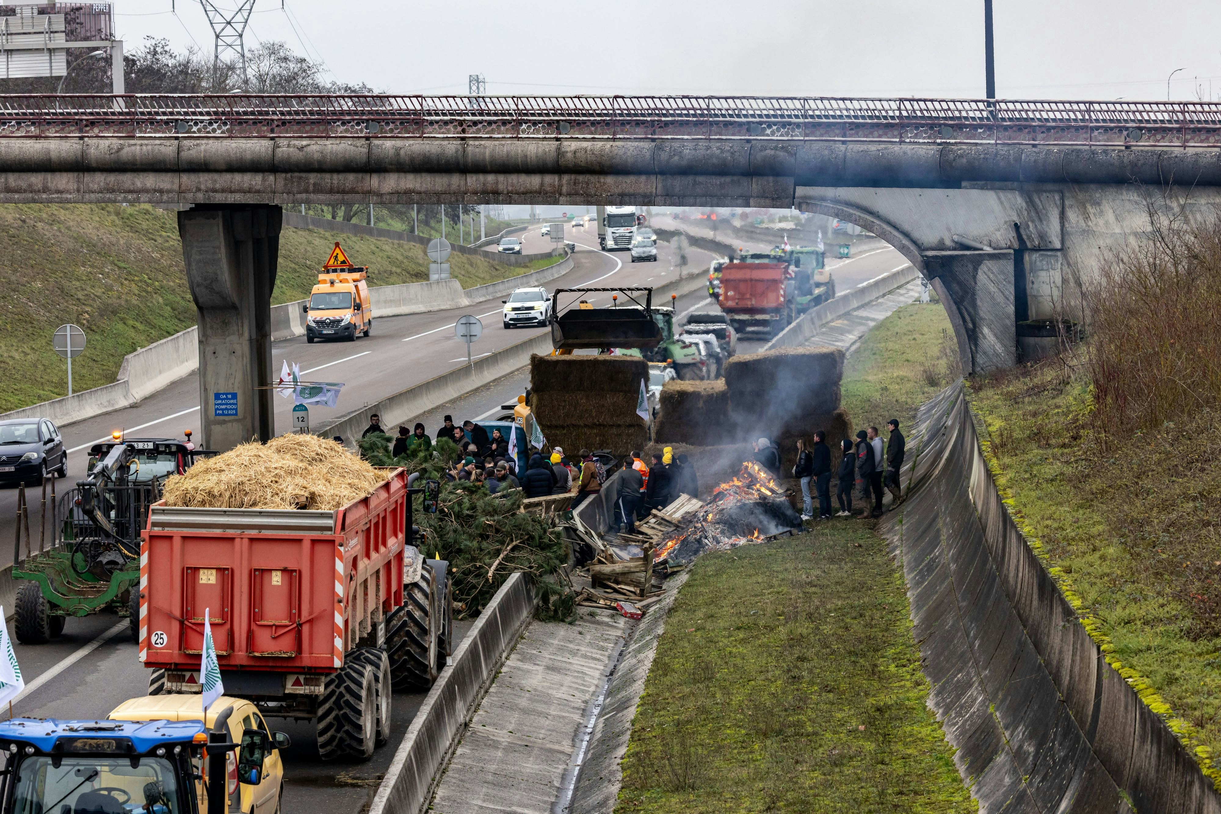 Um gegen Fleischimporte aus Südamerika zu protestieren, blockierten französische Bauern zahlreiche Autobahnen