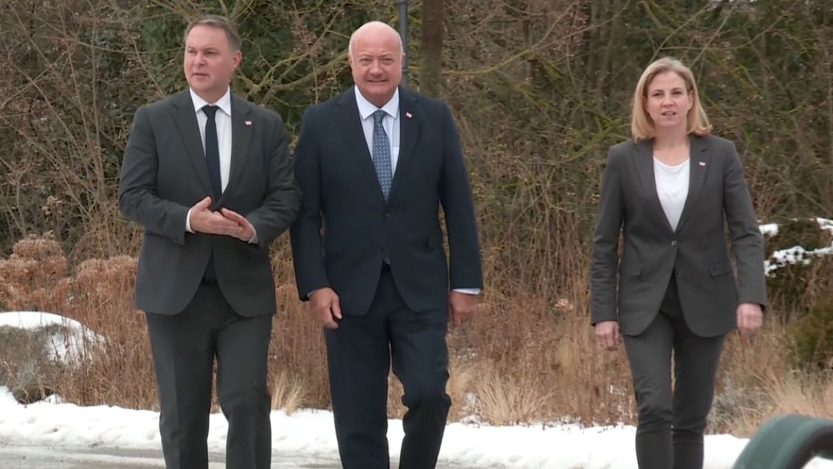 Heute.at - Kanzler schüttelt Polizei Hände, Babler hängt am Handy