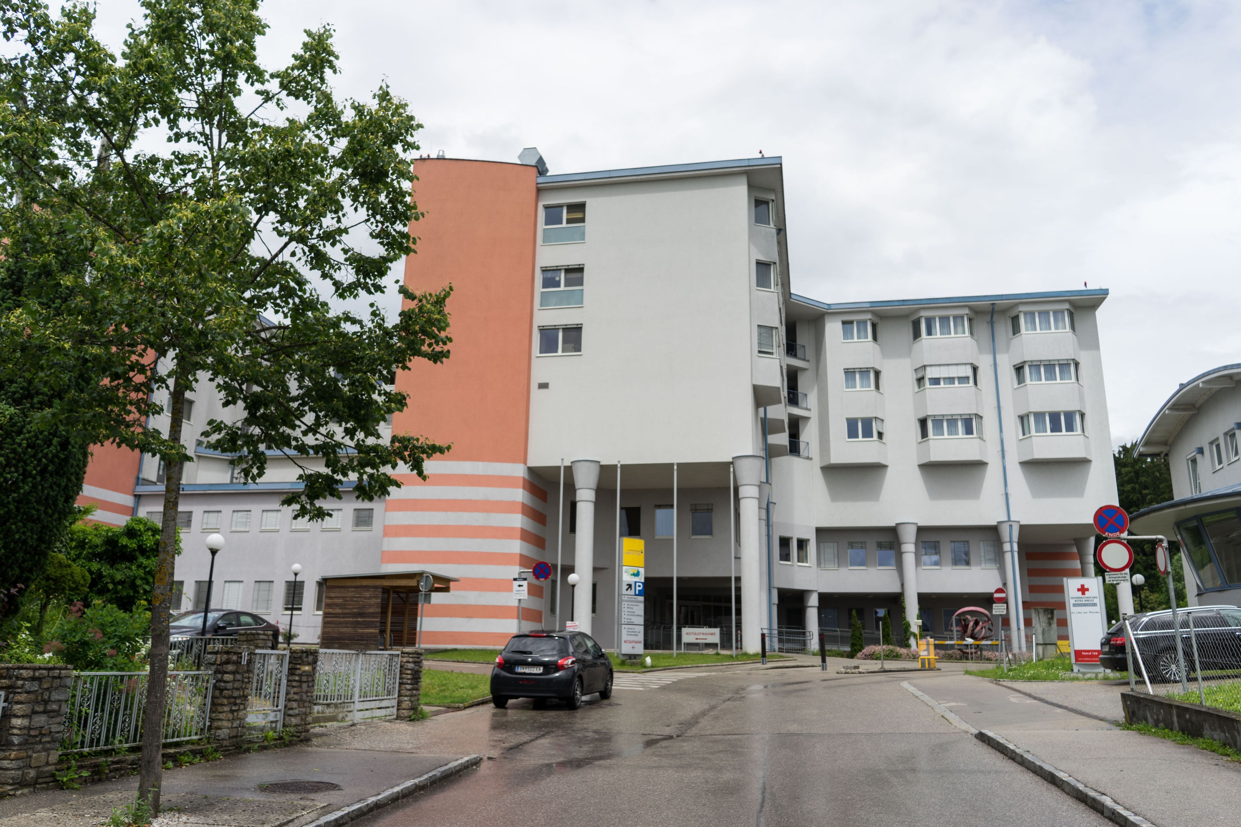 Heute.at - Arzt schlägt bei Feier auf Mitarbeiter ein – Job weg