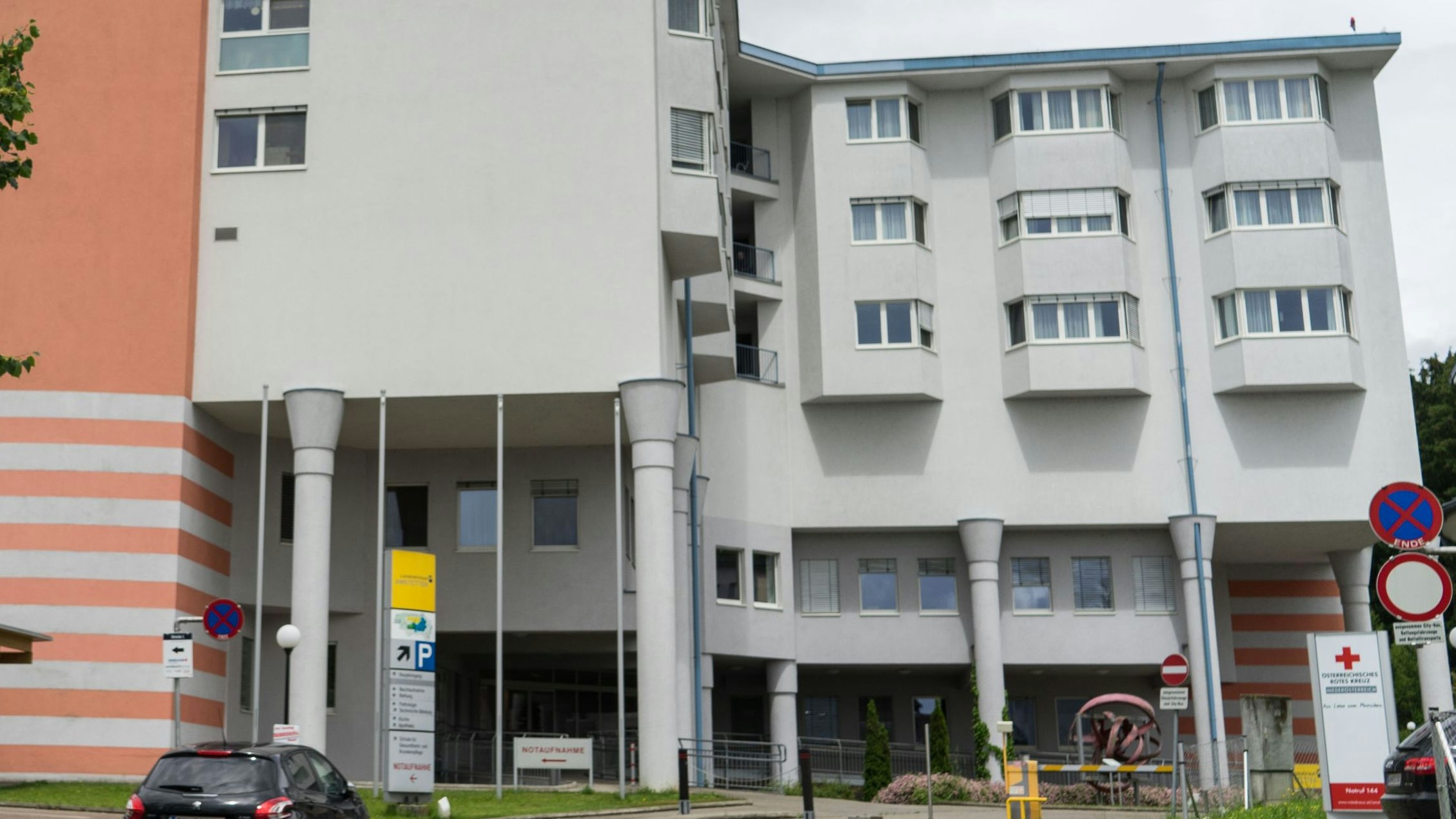 Heute.at - Arzt schlägt bei Feier auf Mitarbeiter ein – Job weg