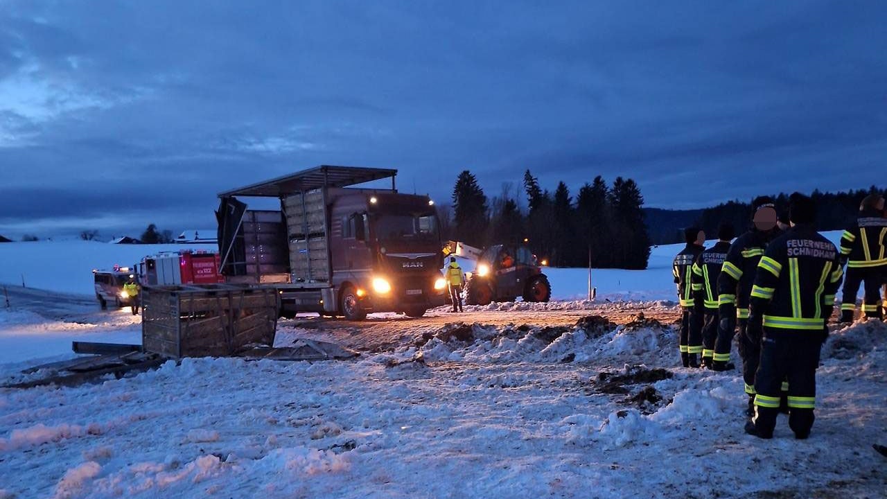 Die Feuerwehrler hatten nach dem folgenschweren Unfall alle Hände voll zu tun.