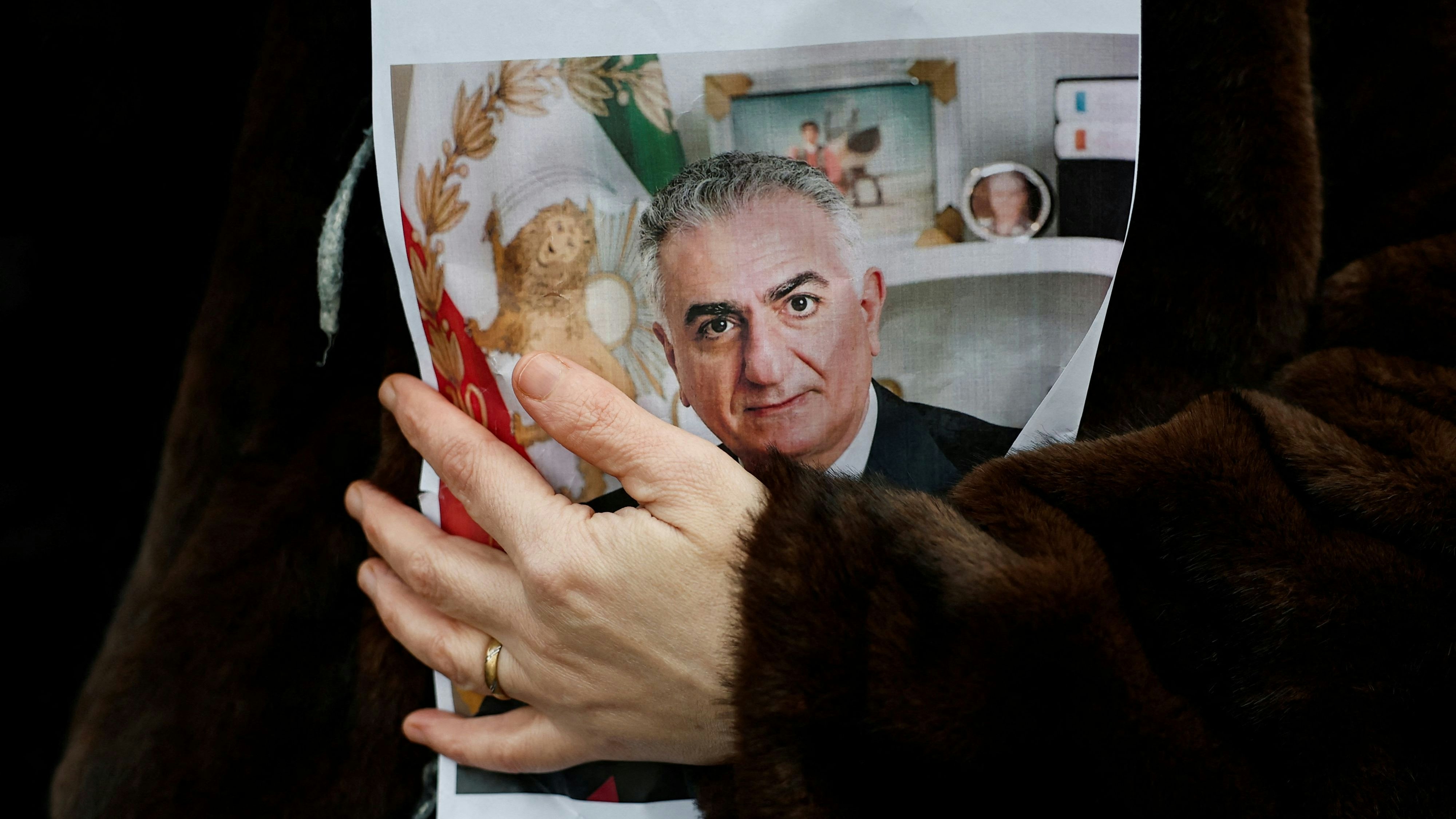 Eine Demonstrantin hält in Paris ein Bild von Reza Pahlavi in der Hand, dem im Exil lebenden Sohn des letzten Schahs von Persien