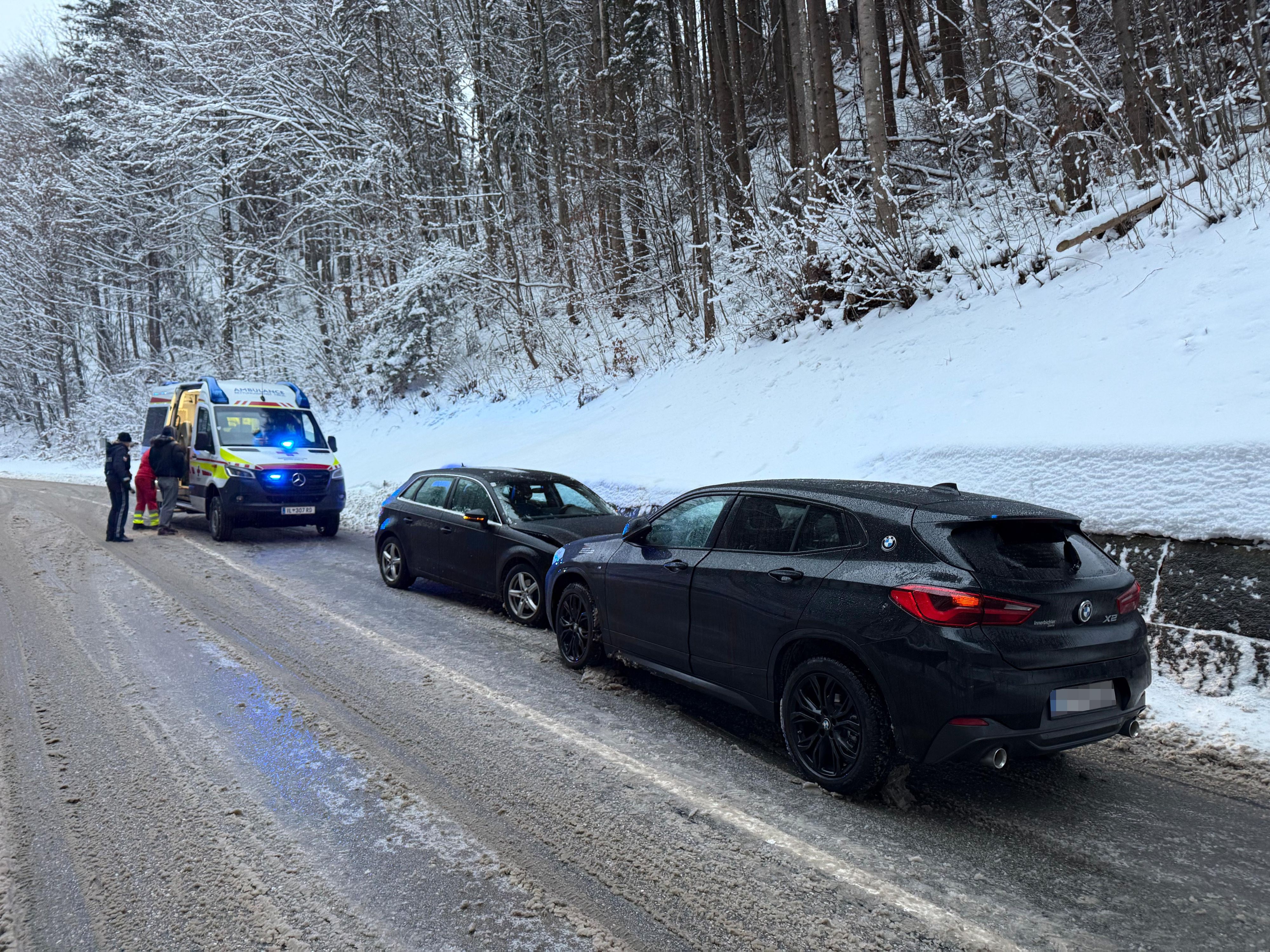Heute.at - Autofahrer (20) rutscht auf Gegenfahrbahn – Crash