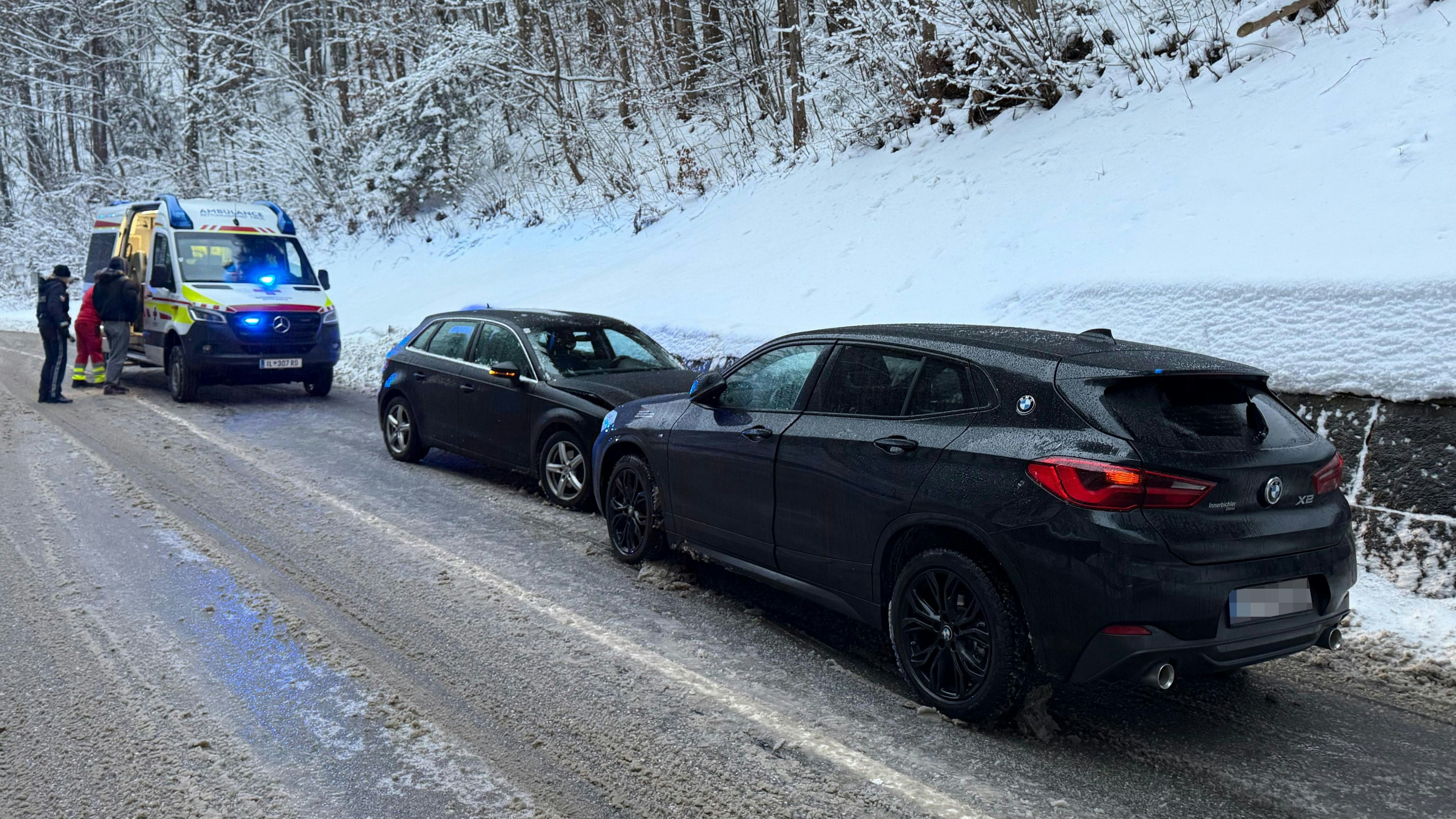 Heute.at - Autofahrer (20) rutscht auf Gegenfahrbahn – Crash