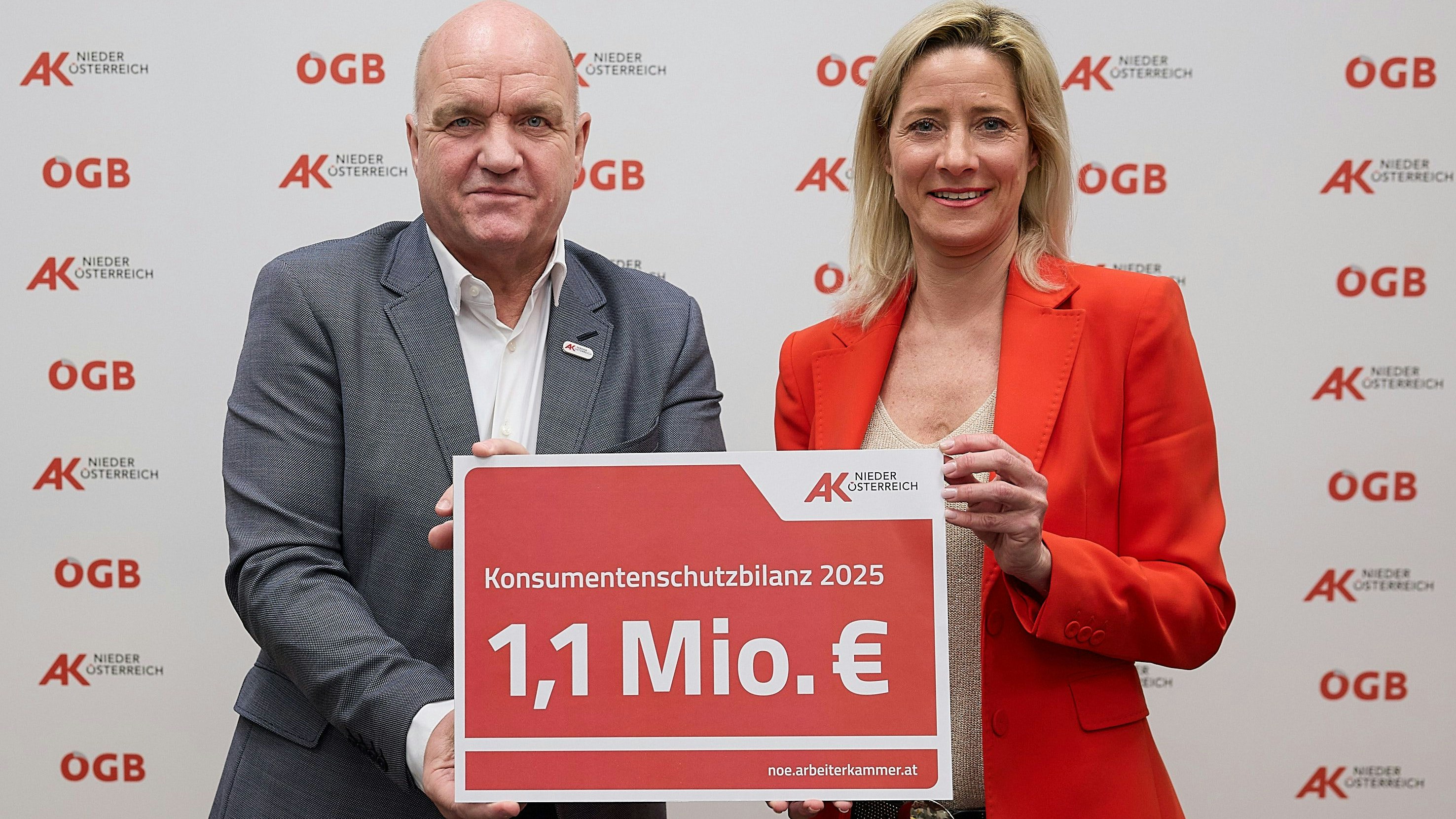 Markus Wieser, AK NÖ-Präsident und ÖGB NÖ-Vorsitzender und Sandra Nowak (Leiterin der AK NÖ  Konsumentenberatung) während der PK.