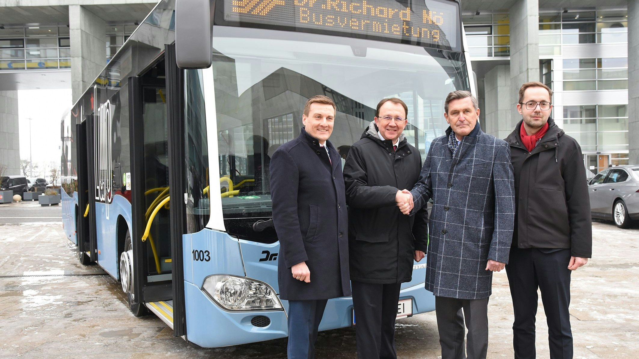 Im Zuge eines gemeinsamen Termins von Bundesminister Peter Hanke, Landesrat Sven Hergovich und Bürgermeister Matthias Stadler sowie Vizebürgermeister und Vorsitzender des Verkehrsausschusses im Österr. Städtebund Michael Kögl wies St. Pöltens Stadtoberhaupt "auf die Notwendigkeit der weiteren Finanzierung des Stadtbus-Systems hin".