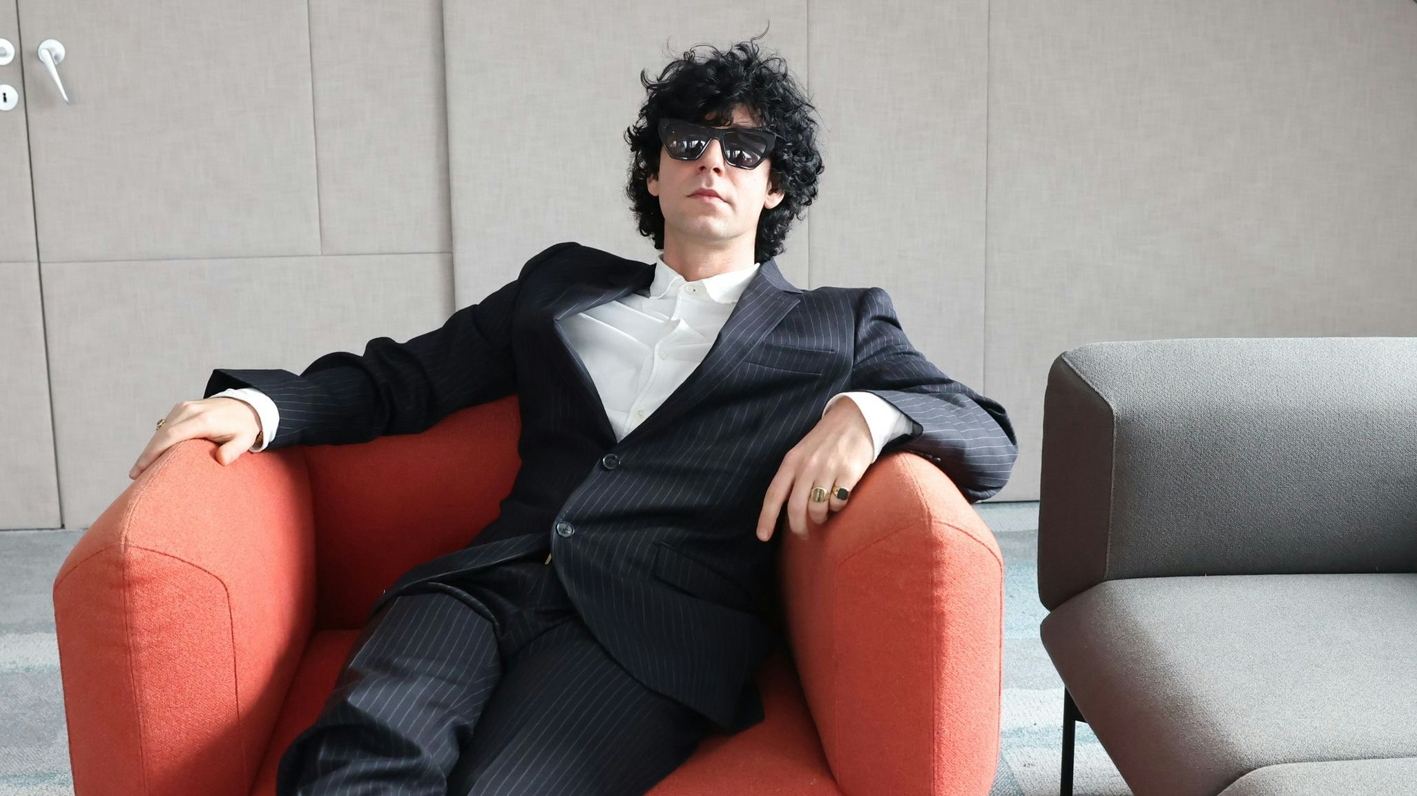 Heute.at - Lugner-Ex räkelt sich im ESC-Video von Nikotin