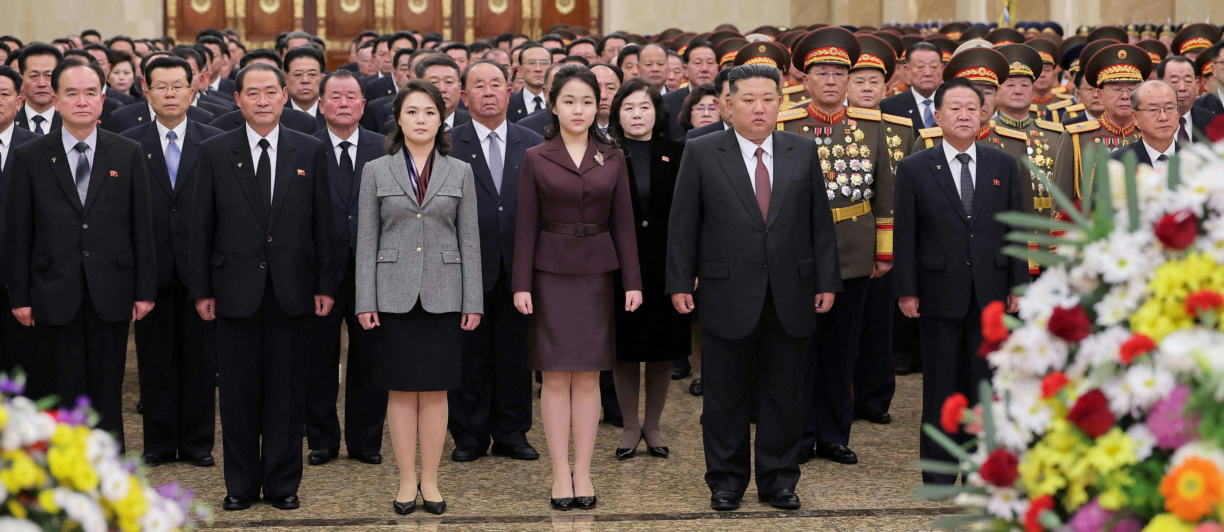 Kim Jong Un, seine Frau Ri Sol Ju und ihre Tochter Kim Ju Ae am Neujahrstag im Kumsusan Palace of the Sun